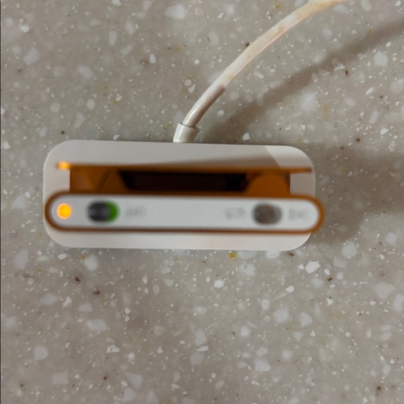 Orange apple iPod shuffle - Picture 7 of 8